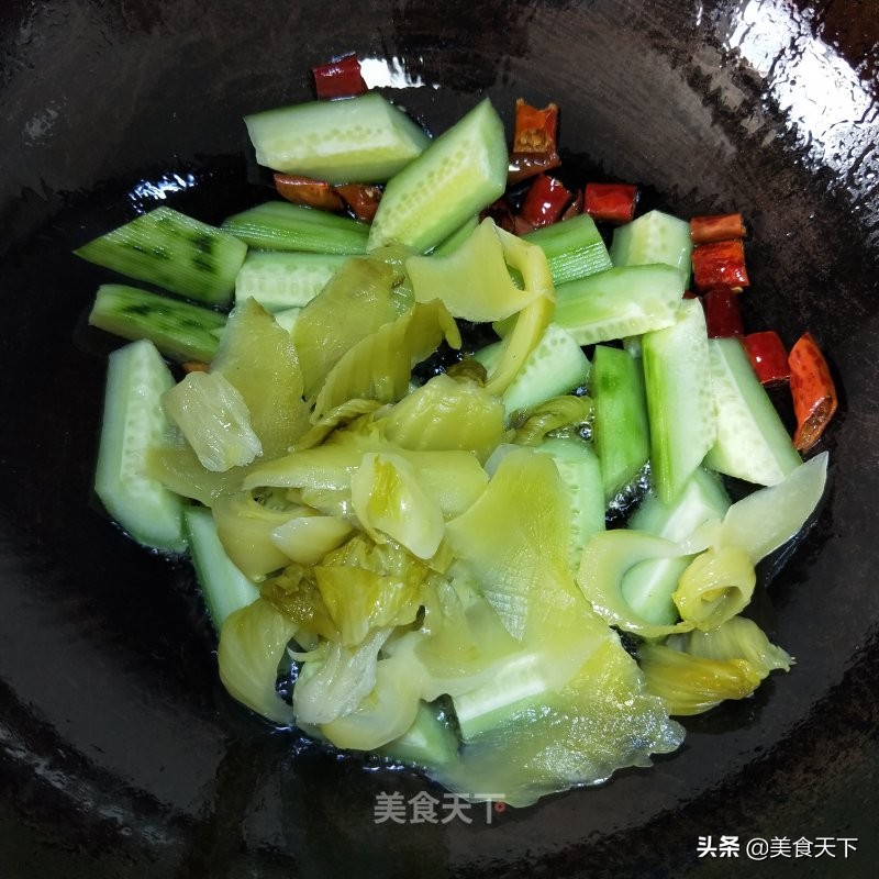 酸溜溜的味道，酸爽可口，开胃下饭，还帮油腻腻的肠胃减减负