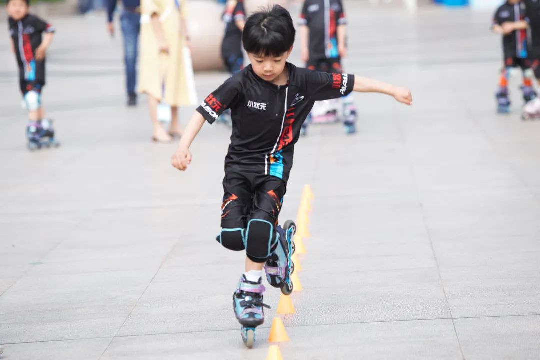 孩子轮滑学习慢,问题多半出在鞋上,别傻傻分不清平花鞋和休闲鞋