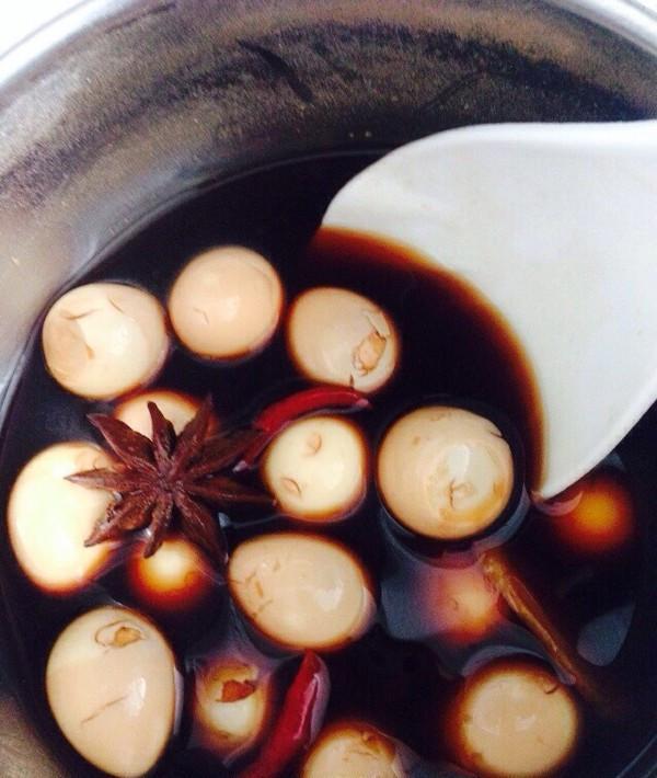 大妈校门口摆摊卖“罕见小吃”，价格便宜，每次都要排长队购买