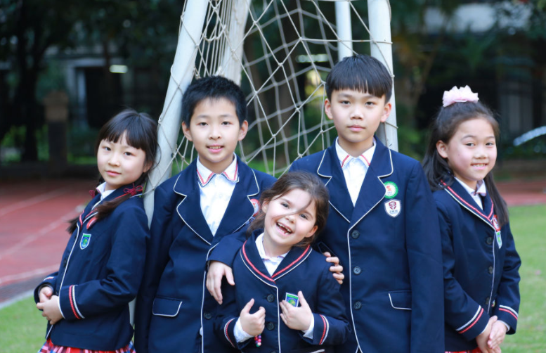 学校“天价校服”曝光，家长勇敢签下“不同意”，获众多网友点赞