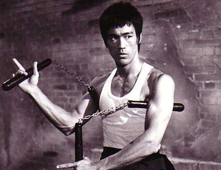 一秒9脚的李小龙vs一拳2000磅的泰森,肌肉差距有多大?