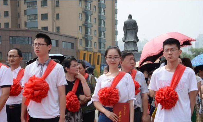 2021年各省高考第一名出炉，学霸复读生惹争议，考上985还复读？