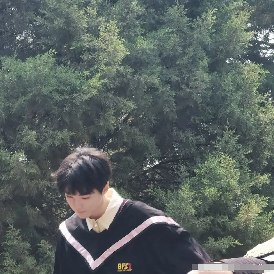 北电无滤镜毕业照曝光：关晓彤周也同框比美，王俊凯比同学嫩太多