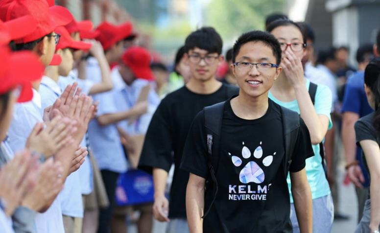 考生500多分上清华，被网友质疑期末会挂科，如今过得让人很羡慕