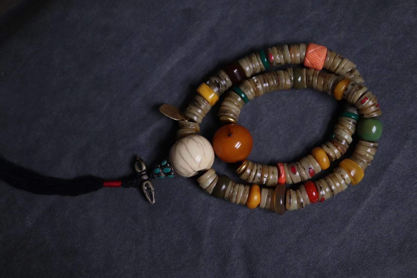 藏传用人骨做的文玩手串,并没有想象中的可怕,反而很美值得盘玩(老