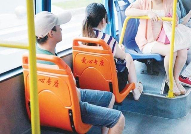 “没公德心”免费坐车大妈逼让座，孕妈拿出孕检报告，怒怼大妈
