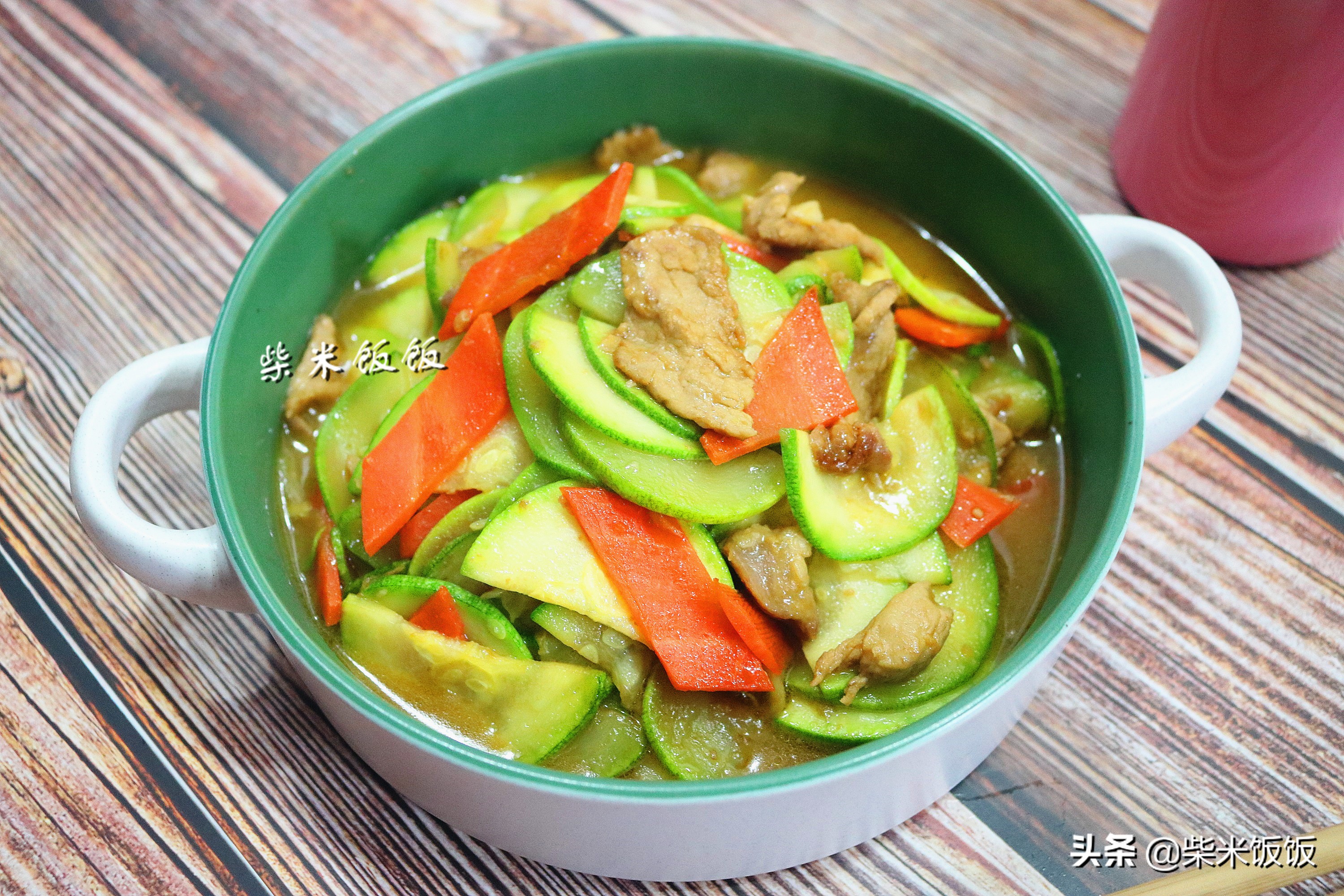 天越冷，我家越爱吃这菜，炒一炒，鲜嫩又多汁，总也吃不厌