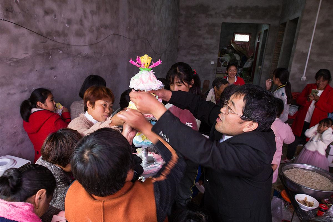 年龄小辈分大有多尴尬？舅舅跟外甥幼儿园同班，吃饭享受特殊待遇