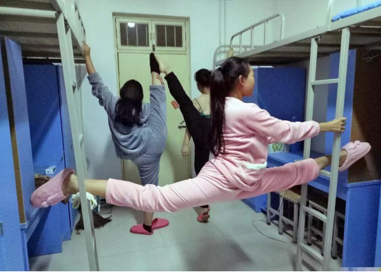 大学最差宿舍？学生自述条件艰苦，评论区沦为“吐槽大会”