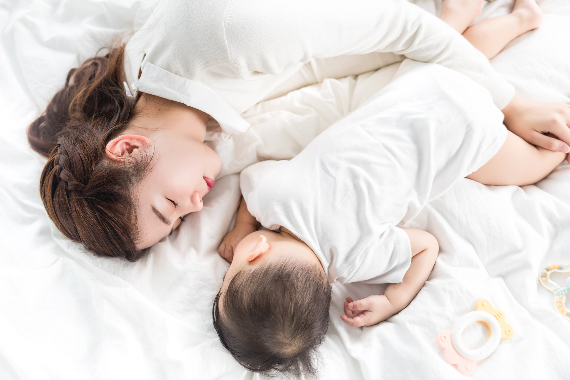 婴儿睡眠浅易醒的原因（孩子睡得浅一有动静就醒）