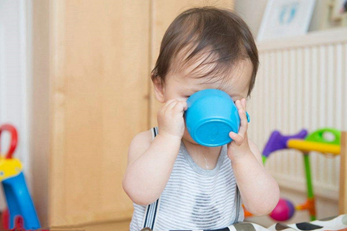孩子嘴唇干裂、起皮还出血怎么办？医生教你正确护理，比喝水管用