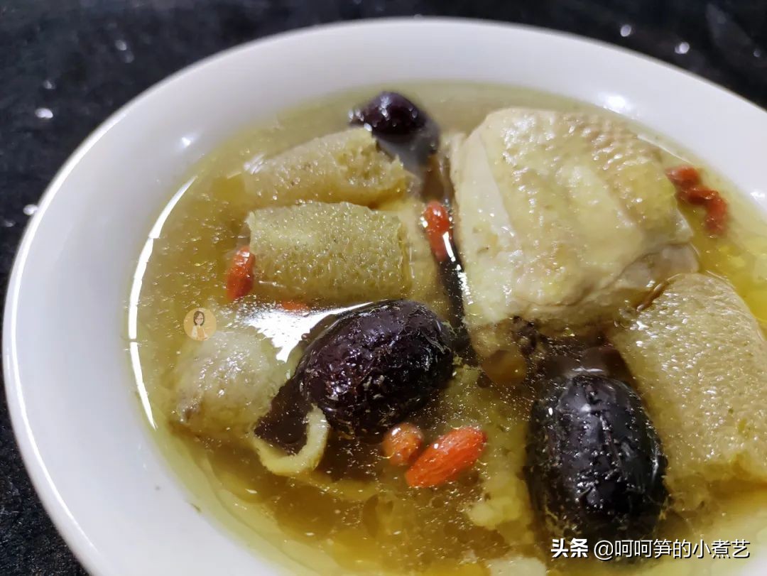 妈妈说三伏天里多喝汤，安排上营养美味的竹荪鸡汤，滋补又消暑