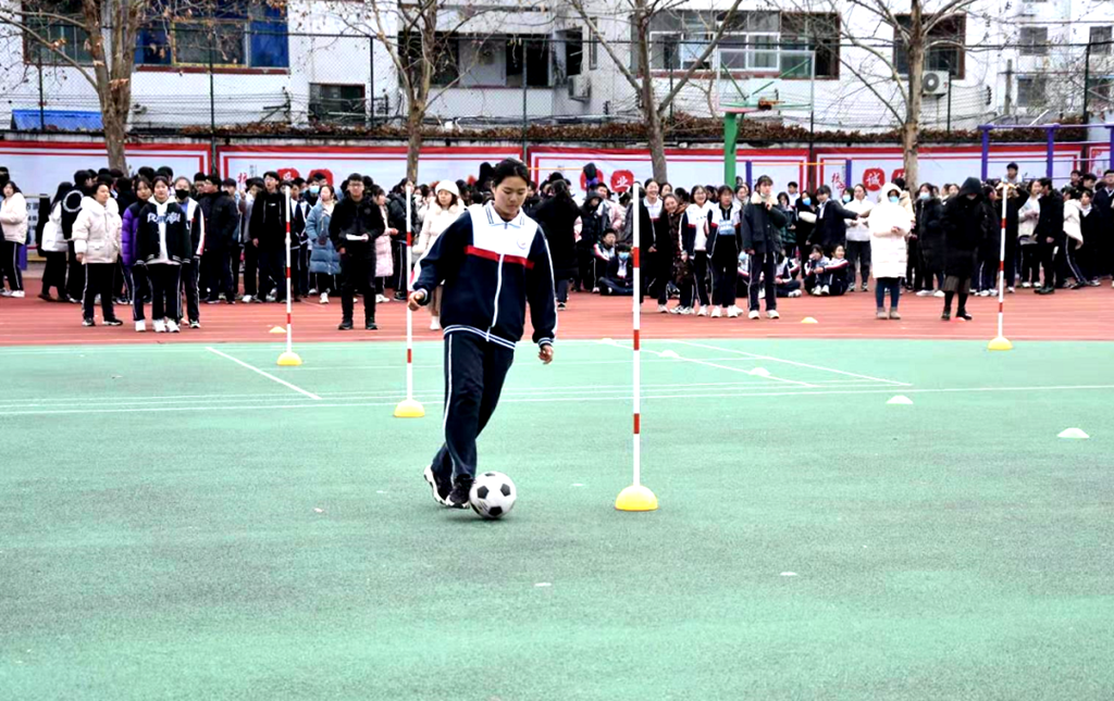 许昌哪里可以学足球比赛(团结协作，趣味绕杆 许昌市二中教育集团举办九年级足球绕杆比赛)