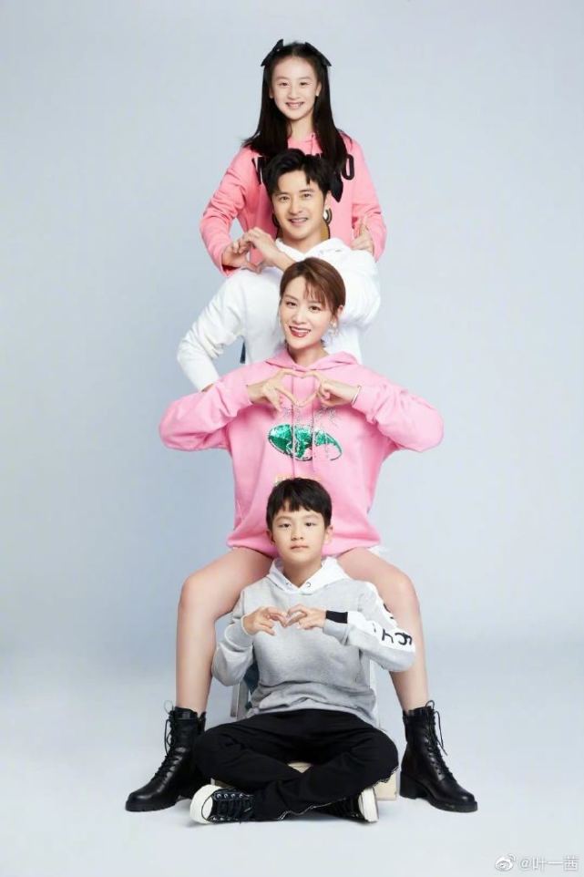 田亮晒与儿子写真，小亮仔插兜耍帅被调侃：想帅过老爸再等两年