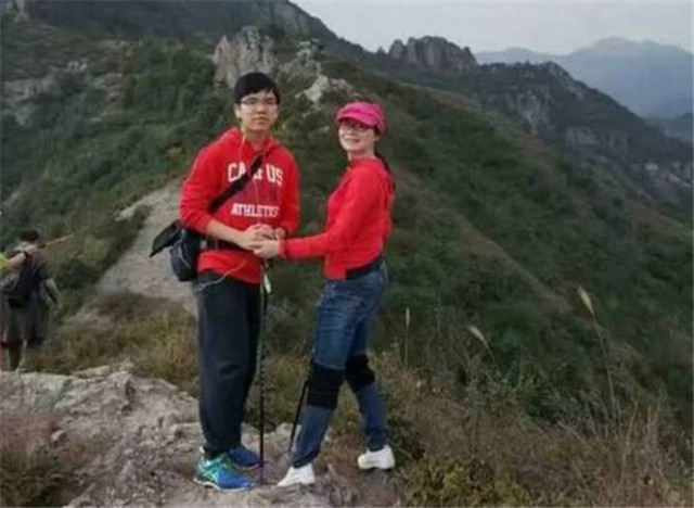 浙江学霸叶珈宁，北大为他降200分录取，一出手便是金牌