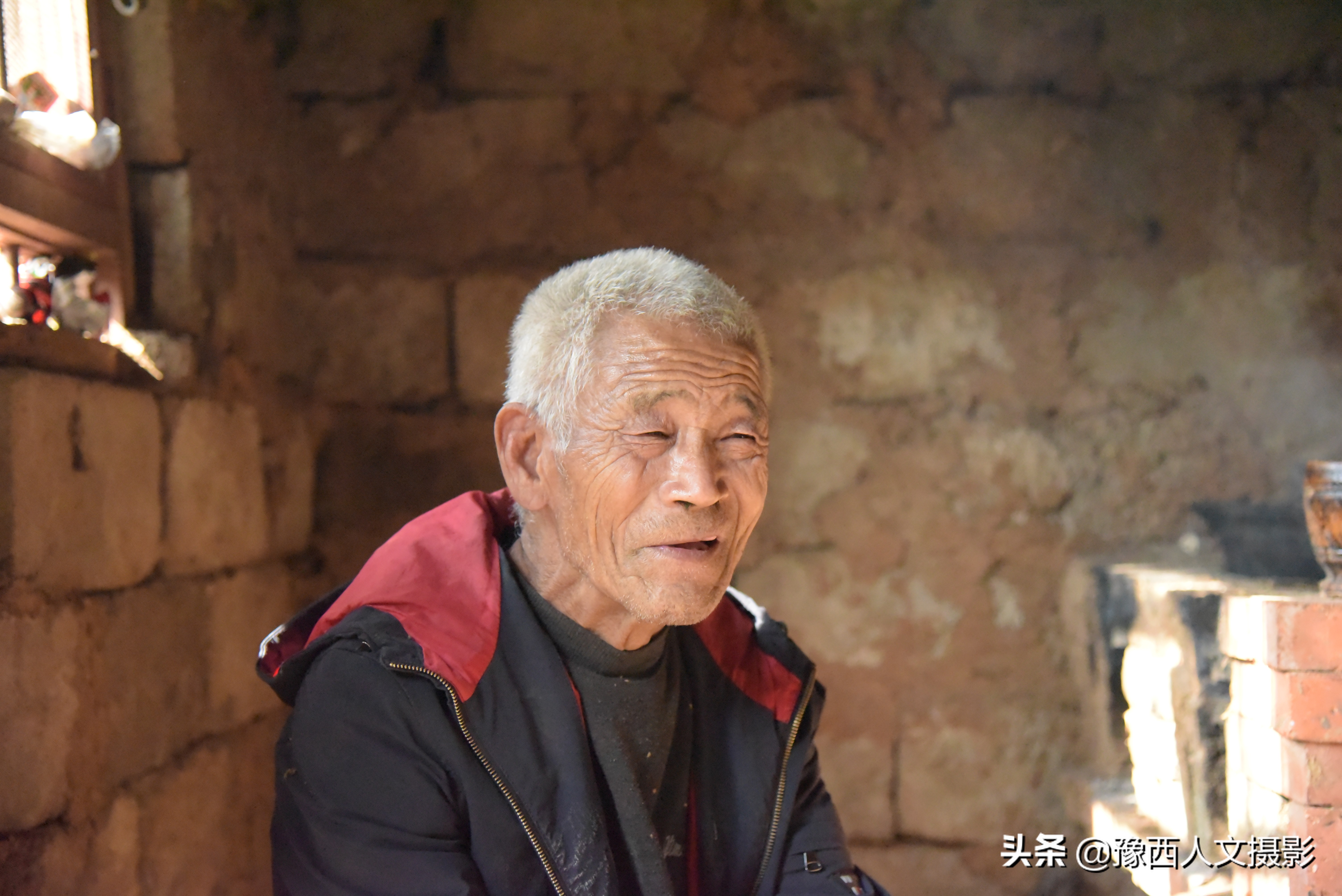 豫西深山里串门，给老两口送点小礼物，看他们拿什么招待稀罕客人