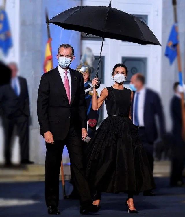 西班牙聚集在一起举行颁奖仪式，诺拉穿着短裙长腿，不穿高跟鞋和聚光灯。
