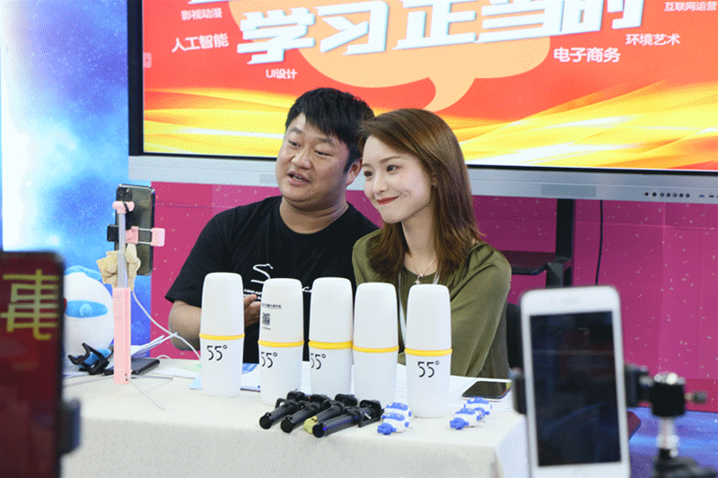 好易播携网红“丽江石榴哥”带你走进安徽新华互联网学院