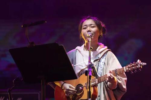 花粥的音乐道路：辍学、抄袭、骂战、黑粉无数，本人回应绝了