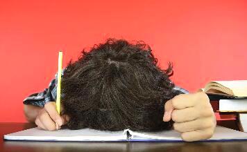 12岁男孩出现怪病，被催眠后说出2年前教室里的秘密