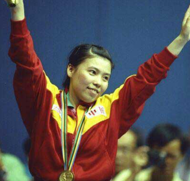 邓亚萍简介和故事(邓亚萍:曾因个子矮被河南省队拒绝,不服气的她狂揽