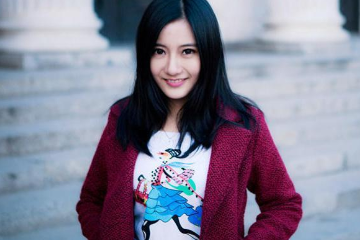 清华大学美女校花火了，颜值和明星不分伯仲，网友喊话：快出道吧