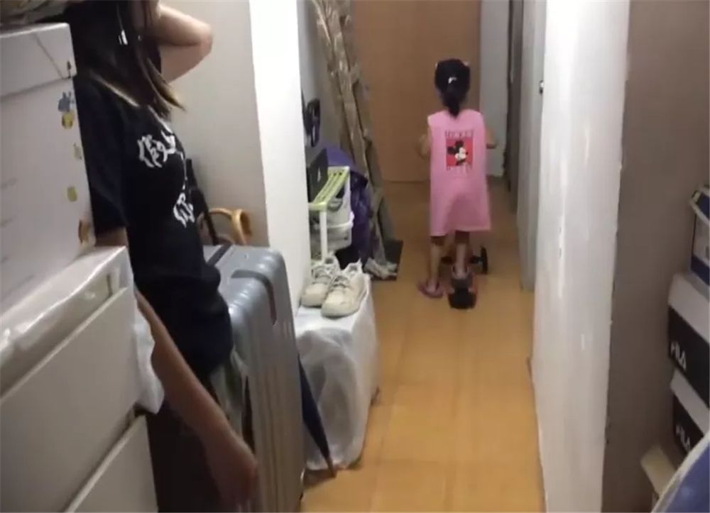 香港母女蝸居6㎡劏房，厕所难坐下洗衣机放床边，网友：太逼仄