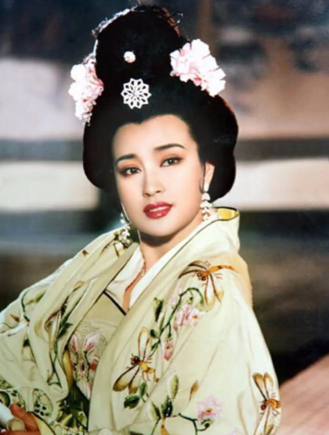 中国8大美人今昔颜值对比，有人整容颜垮，有人优雅老去，差距大