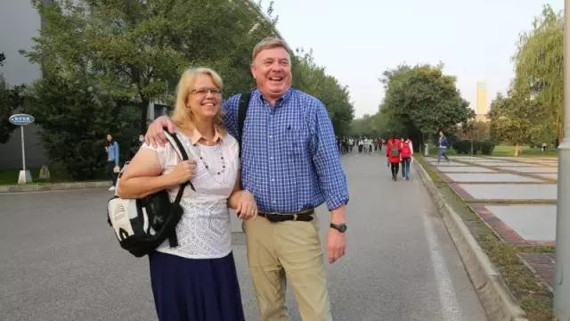 西安外国语大学，是由什么做成的？