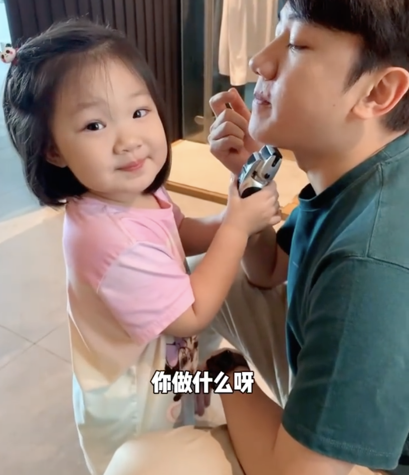 王祖蓝晒女儿帮剃胡须，Gabby却分心对镜摆拍，古灵精怪像爸爸
