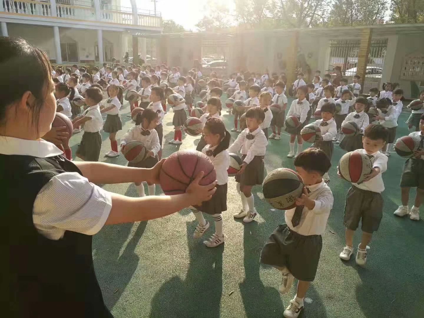 幼儿园篮球比赛知多少教案(幼儿体育篮球课程的问题与有效实施)