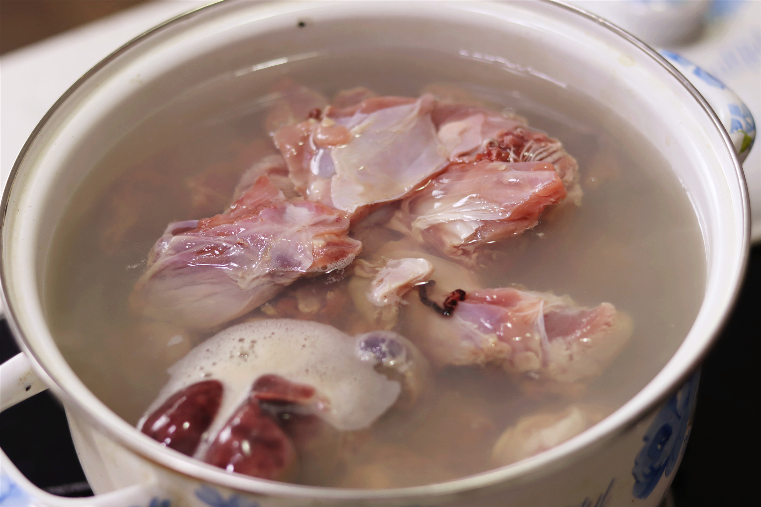 兔肉经常“滞销”，15元一斤卖不动，3步去除土腥味，红烧特香