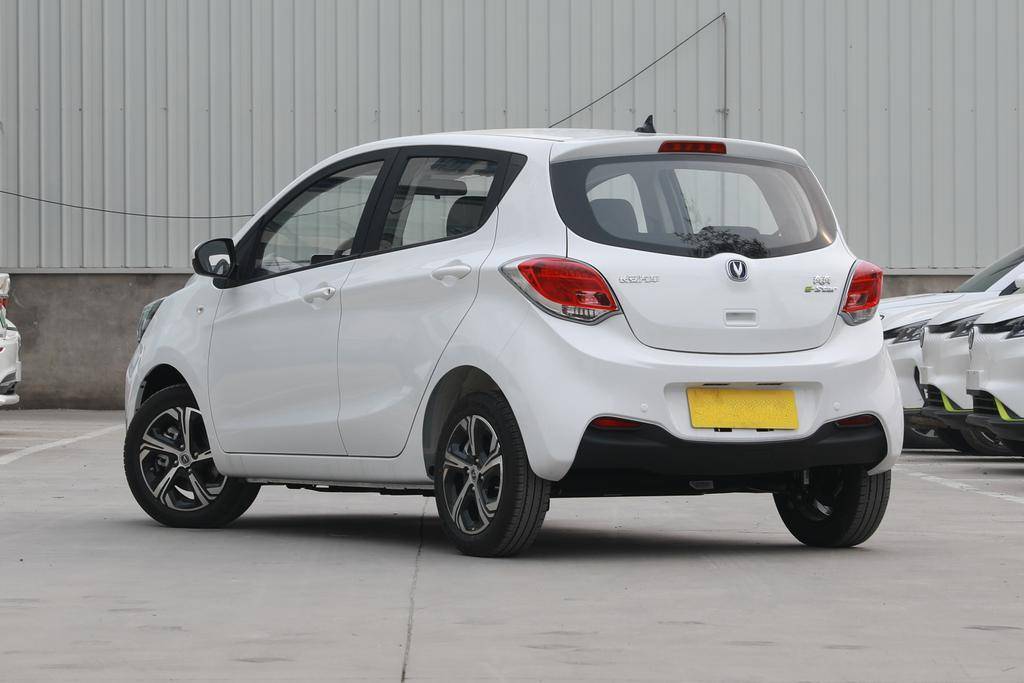 经典国产小车出电动版,10年质保,30分钟快充,配奔驰级双液晶屏