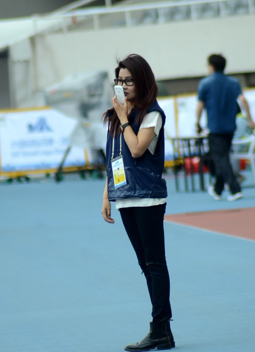 冬日娜原来这么有气质,穿polo衫把领子立起来,配牛仔裤显腿长