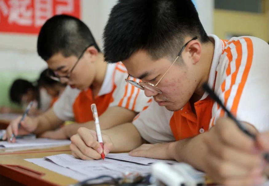 2021高考生迎来喜讯，录取分数线或降低，“捡漏”的好时机到来了