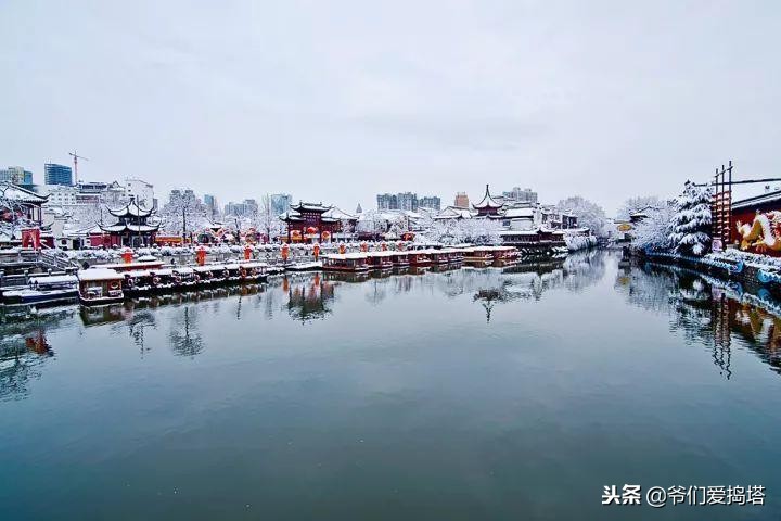 红墙，白雪，琉璃瓦，大雪压青松