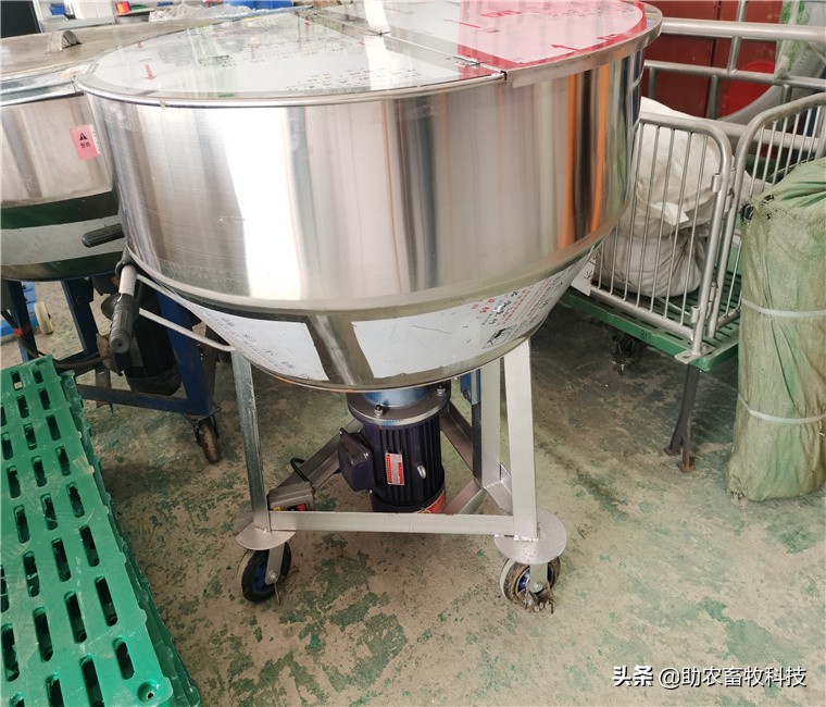 可以移動的干濕飼料攪拌機，是養(yǎng)殖場的好伴侶