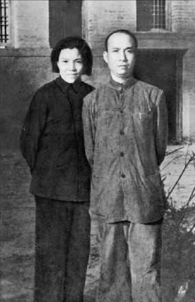 1959年，一名衣衫褴褛的农妇指着报纸上的陈毅元帅：我的郎君