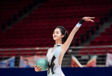 被赵丽颖带红,谭松韵曾给她作配,不过三年时间就糊到查无此人了