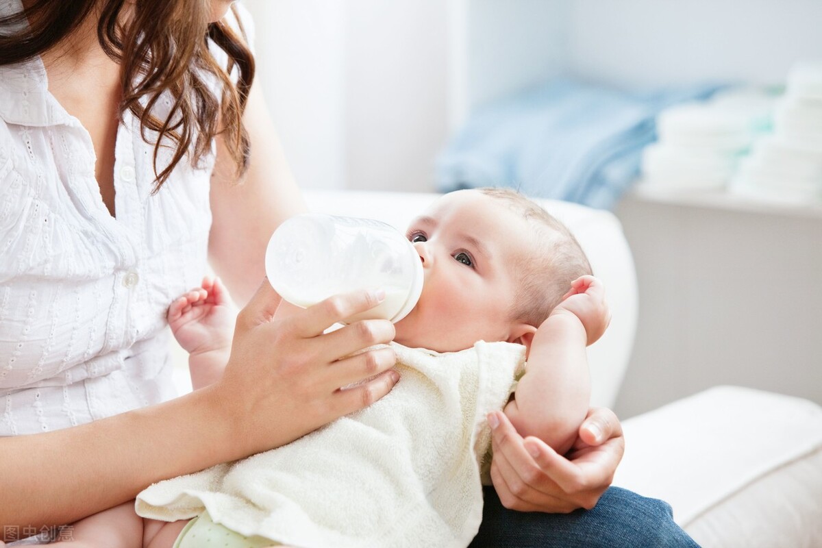婴儿吃母乳和奶粉有什么区别（吃母乳和吃奶粉长大的孩子）-幼儿百科-魔术铺