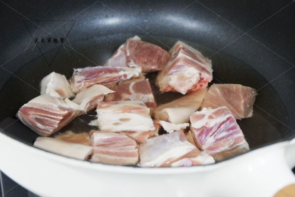 要想羊肉不腥不膻，除了焯水，加这3种食材一起炖，汤更鲜美