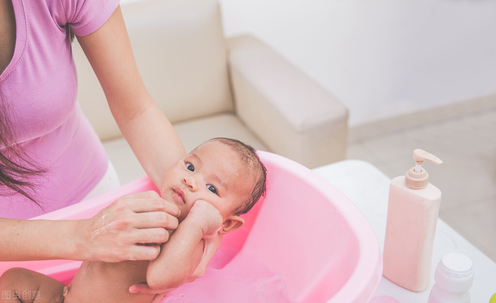 新生儿多长时间洗一次澡，如何帮新生儿洗澡，新手爸妈收藏