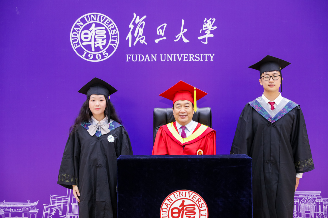 毕业季，复旦大学书记校长喊毕业生合影啦！