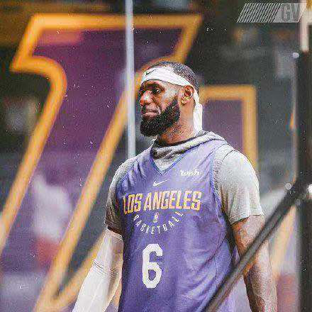 为什么nba球衣要穿紧身裤(曾被NBA禁止的装备：詹姆斯戴面具也被禁过，一号码被禁止使用)