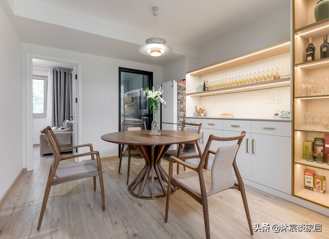 她家不做吊顶也不做背景，不断给空间“减负”，真是越简单越好看