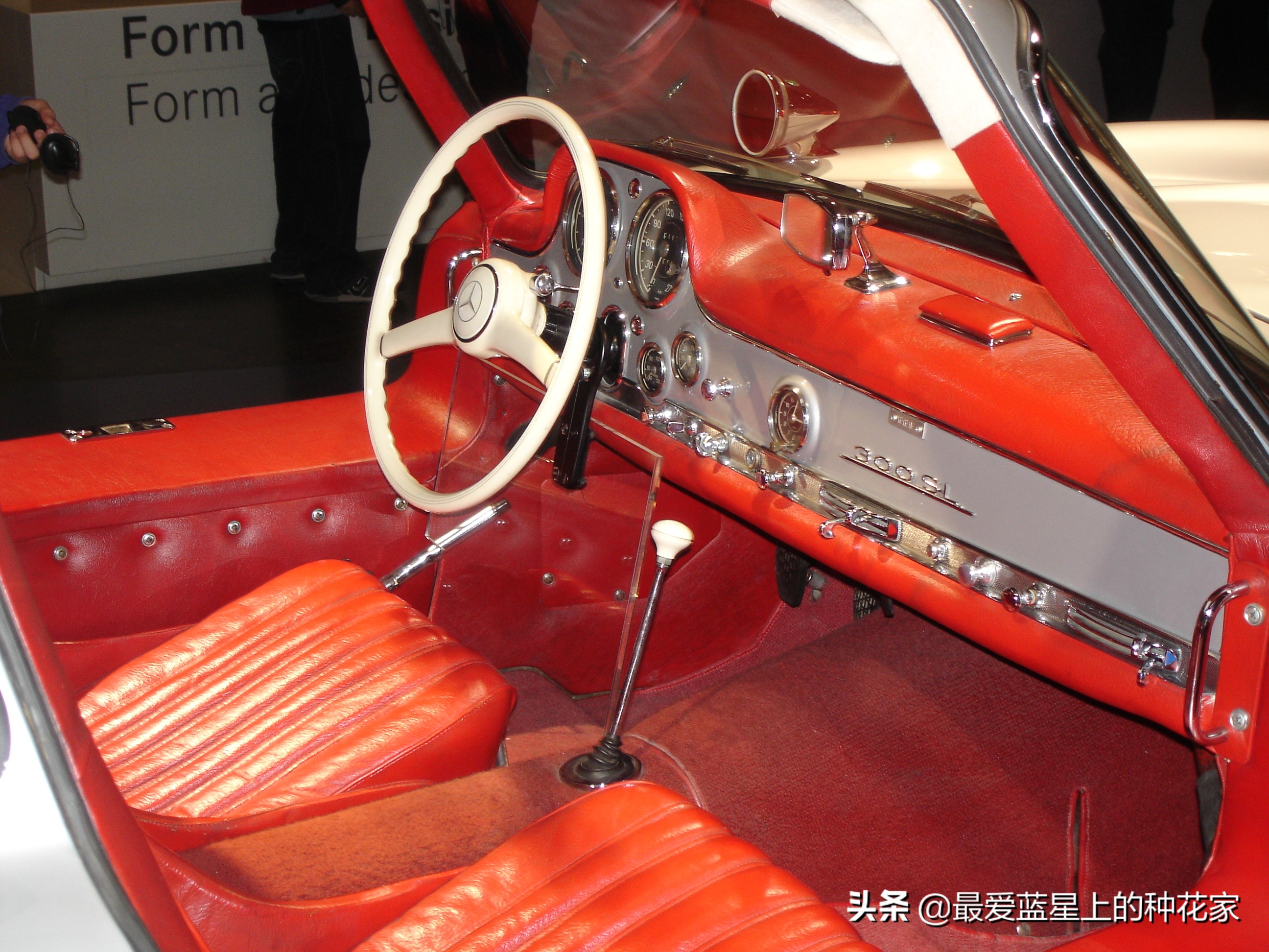 它就是跑车经典鸥翼门的引领者——梅赛德斯奔驰300SL