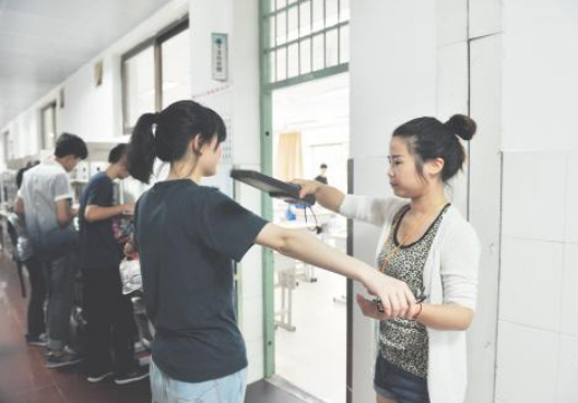 高考正值夏季，天气炎热监考老师却不允许开窗，资深教师这样解释