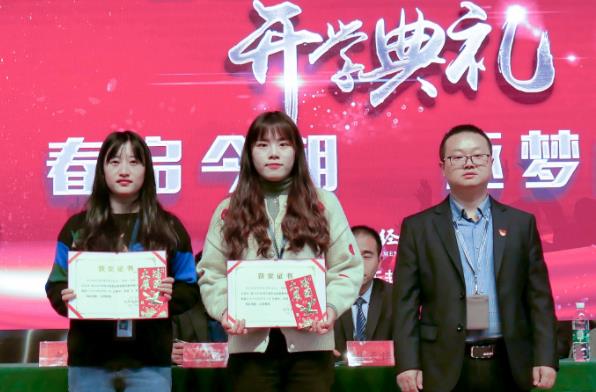 厦门大学特别的开学典礼，矿泉水瓶子代替新生，网友表示太会玩了