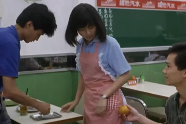 在这部1988年的老电影中，袁洁莹演女学生，林正英演警察