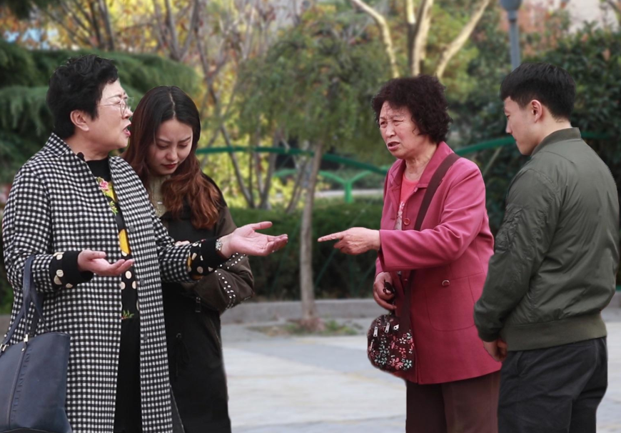 小情侣的订婚现场太豪横，68万彩礼堆成小山，女生颜值成亮点